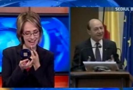 Ironie la adresa preşedintelui: O prezentatoare Antena 3 s-a rujat în direct (VIDEO)